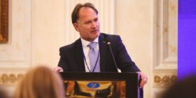 Ambasadori suedez: Para dy dekadash, Kosova ishte para Shqipërisë në integrime – më trishton që sot s’është