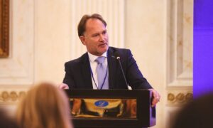 Ambasadori i Suedisë përmend Rugovën për çështjen e presidentit: Duhen kompromise, edhe nëse je partia më e madhe