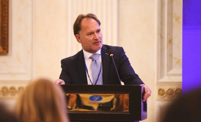 Ambasadori i Suedisë përmend Rugovën për çështjen e presidentit: Duhen kompromise, edhe nëse je partia më e madhe