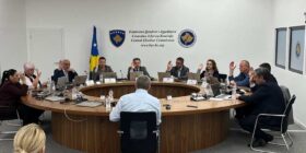KQZ miraton formulat se si do të përbëhen këshillat e vendvotimeve dhe ekipet e numërimit të votave në QKN