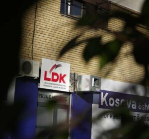 Analistët: Humbjet zgjedhore nxitën përçarjet në LDK, kërkesat për dorëheqjen e Abdixhikut të arsyeshme