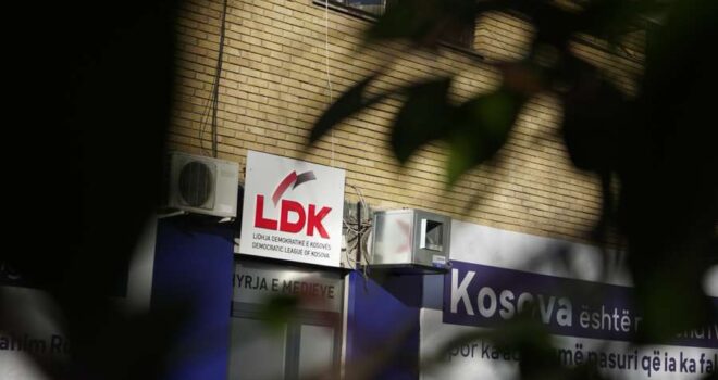 Analistët: Humbjet zgjedhore nxitën përçarjet në LDK, kërkesat për dorëheqjen e Abdixhikut të arsyeshme