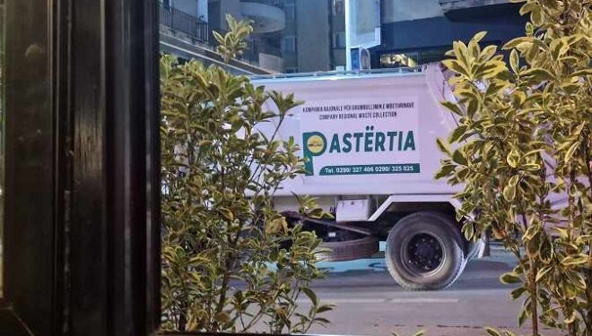 Çudia në ndërmarrjen “Pastërtia”, vetëm 40 cent diferencë vendosin fituesin e tenderit për sigurimin e automjeteve