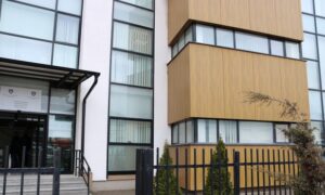Spitali i Ferizajt: Nëna e mbylli derën e tualetit, foshnjën e lindur e hodhi në koshin e mbeturinave