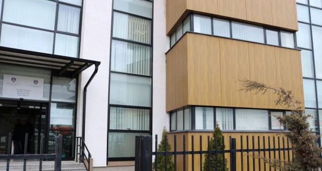 Spitali i Ferizajt: Nëna e mbylli derën e tualetit, foshnjën e lindur e hodhi në koshin e mbeturinave