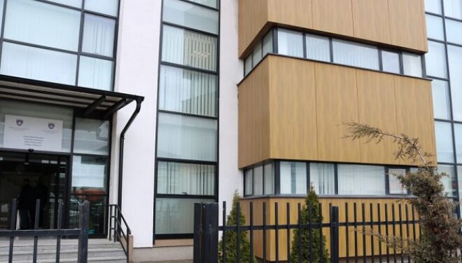 Spitali i Ferizajt: Nëna e mbylli derën e tualetit, foshnjën e lindur e hodhi në koshin e mbeturinave