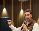 Uran Ismaili: Dejona Mihali kontrollon jetën parlamentare të deputetëve të VV-së që zgjidhen nga populli