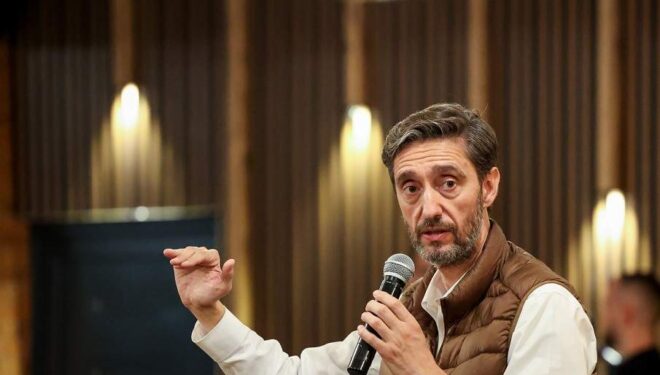Uran Ismaili: Dejona Mihali kontrollon jetën parlamentare të deputetëve të VV-së që zgjidhen nga populli