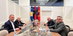 AAK pret Ali Ahmetin në takim, vlerësohet roli i tij në proceset shqiptare në rajon