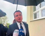 Kurti për kërcënimet nga “Severna Brigada”: I kemi shpallur organizatë terroriste qysh në vitin 2023     Prishtinë | 08 Maj 2026 | 16:24 | Nga Ekonomia Online  Kryeministri në detyrë i Kosovës, Albin Kurti, ka reaguar ndaj kërcënimeve të publikuara sot nga organizata “Severna Brigada”, duke thënë se ato janë dëshmi e karakterit terrorist të këtij grupi, raporton Ekonomia Online.  I pyetur nga gazetarët lidhur me këto kërcënime, Kurti tha se pjesëtarët e kësaj organizate nuk kanë vend në Kosovë dhe se institucionet i kanë shpallur ata organizatë terroriste që në vitin 2023.  “Po, ne i kemi shpallur ata organizatë terroriste më 29 qershor të vitit 2023 dhe këto kërcënime që i bëjnë ata janë veçse dëshmia më e re se janë ashtu siç i kemi shpallur dhe se nuk kanë vend në Republikën e Kosovës. Të gjithë pjesëtarët e të ashtuquajturave ‘Brigada Veriore’ janë kriminelë, janë terroristë, të cilët kanë bërë zullum në Kosovë në të kaluarën, por koha e tyre në Republikën tonë ka kaluar. Fatkeqësisht, ata janë të lirë dhe vazhdojnë që të kenë ndikim në Beograd”, tha Kurti.  Ndërsa Organizata terroriste serbe “Severna Brigada” ka publikuar një kërcënim me eliminim fizik të kryeministrit në detyrë, Albin Kurti.  Në mesazhin e publikuar nga kjo organizatë, thuhet:  “Sa të lindë agimi mbi Kosovë, Albin Kurti do të jetë i vdekur”.