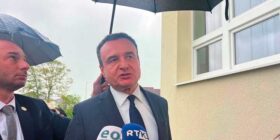 Kurti për kërcënimet nga “Severna Brigada”: I kemi shpallur organizatë terroriste qysh në vitin 2023     Prishtinë | 08 Maj 2026 | 16:24 | Nga Ekonomia Online  Kryeministri në detyrë i Kosovës, Albin Kurti, ka reaguar ndaj kërcënimeve të publikuara sot nga organizata “Severna Brigada”, duke thënë se ato janë dëshmi e karakterit terrorist të këtij grupi, raporton Ekonomia Online.  I pyetur nga gazetarët lidhur me këto kërcënime, Kurti tha se pjesëtarët e kësaj organizate nuk kanë vend në Kosovë dhe se institucionet i kanë shpallur ata organizatë terroriste që në vitin 2023.  “Po, ne i kemi shpallur ata organizatë terroriste më 29 qershor të vitit 2023 dhe këto kërcënime që i bëjnë ata janë veçse dëshmia më e re se janë ashtu siç i kemi shpallur dhe se nuk kanë vend në Republikën e Kosovës. Të gjithë pjesëtarët e të ashtuquajturave ‘Brigada Veriore’ janë kriminelë, janë terroristë, të cilët kanë bërë zullum në Kosovë në të kaluarën, por koha e tyre në Republikën tonë ka kaluar. Fatkeqësisht, ata janë të lirë dhe vazhdojnë që të kenë ndikim në Beograd”, tha Kurti.  Ndërsa Organizata terroriste serbe “Severna Brigada” ka publikuar një kërcënim me eliminim fizik të kryeministrit në detyrë, Albin Kurti.  Në mesazhin e publikuar nga kjo organizatë, thuhet:  “Sa të lindë agimi mbi Kosovë, Albin Kurti do të jetë i vdekur”.