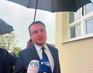 Kurti për kërcënimet nga “Severna Brigada”: I kemi shpallur organizatë terroriste qysh në vitin 2023     Prishtinë | 08 Maj 2026 | 16:24 | Nga Ekonomia Online  Kryeministri në detyrë i Kosovës, Albin Kurti, ka reaguar ndaj kërcënimeve të publikuara sot nga organizata “Severna Brigada”, duke thënë se ato janë dëshmi e karakterit terrorist të këtij grupi, raporton Ekonomia Online.  I pyetur nga gazetarët lidhur me këto kërcënime, Kurti tha se pjesëtarët e kësaj organizate nuk kanë vend në Kosovë dhe se institucionet i kanë shpallur ata organizatë terroriste që në vitin 2023.  “Po, ne i kemi shpallur ata organizatë terroriste më 29 qershor të vitit 2023 dhe këto kërcënime që i bëjnë ata janë veçse dëshmia më e re se janë ashtu siç i kemi shpallur dhe se nuk kanë vend në Republikën e Kosovës. Të gjithë pjesëtarët e të ashtuquajturave ‘Brigada Veriore’ janë kriminelë, janë terroristë, të cilët kanë bërë zullum në Kosovë në të kaluarën, por koha e tyre në Republikën tonë ka kaluar. Fatkeqësisht, ata janë të lirë dhe vazhdojnë që të kenë ndikim në Beograd”, tha Kurti.  Ndërsa Organizata terroriste serbe “Severna Brigada” ka publikuar një kërcënim me eliminim fizik të kryeministrit në detyrë, Albin Kurti.  Në mesazhin e publikuar nga kjo organizatë, thuhet:  “Sa të lindë agimi mbi Kosovë, Albin Kurti do të jetë i vdekur”.