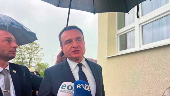 Kurti për kërcënimet nga “Severna Brigada”: I kemi shpallur organizatë terroriste qysh në vitin 2023     Prishtinë | 08 Maj 2026 | 16:24 | Nga Ekonomia Online  Kryeministri në detyrë i Kosovës, Albin Kurti, ka reaguar ndaj kërcënimeve të publikuara sot nga organizata “Severna Brigada”, duke thënë se ato janë dëshmi e karakterit terrorist të këtij grupi, raporton Ekonomia Online.  I pyetur nga gazetarët lidhur me këto kërcënime, Kurti tha se pjesëtarët e kësaj organizate nuk kanë vend në Kosovë dhe se institucionet i kanë shpallur ata organizatë terroriste që në vitin 2023.  “Po, ne i kemi shpallur ata organizatë terroriste më 29 qershor të vitit 2023 dhe këto kërcënime që i bëjnë ata janë veçse dëshmia më e re se janë ashtu siç i kemi shpallur dhe se nuk kanë vend në Republikën e Kosovës. Të gjithë pjesëtarët e të ashtuquajturave ‘Brigada Veriore’ janë kriminelë, janë terroristë, të cilët kanë bërë zullum në Kosovë në të kaluarën, por koha e tyre në Republikën tonë ka kaluar. Fatkeqësisht, ata janë të lirë dhe vazhdojnë që të kenë ndikim në Beograd”, tha Kurti.  Ndërsa Organizata terroriste serbe “Severna Brigada” ka publikuar një kërcënim me eliminim fizik të kryeministrit në detyrë, Albin Kurti.  Në mesazhin e publikuar nga kjo organizatë, thuhet:  “Sa të lindë agimi mbi Kosovë, Albin Kurti do të jetë i vdekur”.