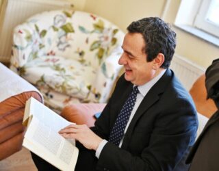 Kurti takohet me studentë: Hapni biznese, llogaritni tek ne