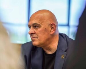 Ardian Gjini mbështet nismën e IKD-së: Keqpërdorimi i parasë publike për fushata duhet të dënohet me ligj