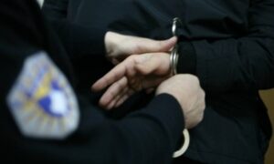 Arrestohen dy persona në Kamenicë – Policia konfiskon armë, mijëra euro dhe vula me stemë të Serbisë