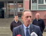 Azemi: Greva e punëtorëve teknikë të shkollave do të vazhdojë derisa pagat të dalin në llogari bankare