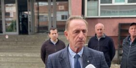 Azemi: Greva e punëtorëve teknikë të shkollave do të vazhdojë derisa pagat të dalin në llogari bankare