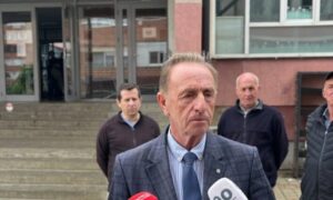 Azemi: Greva e punëtorëve teknikë të shkollave do të vazhdojë derisa pagat të dalin në llogari bankare