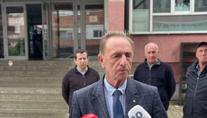 Azemi: Greva e punëtorëve teknikë të shkollave do të vazhdojë derisa pagat të dalin në llogari bankare