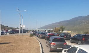 Kosovarët për Bajram drejt Shqipërisë, rritje e fluksit në Morinë