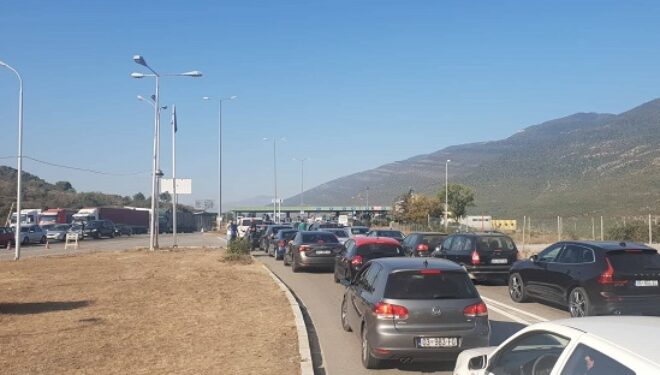 Kosovarët për Bajram drejt Shqipërisë, rritje e fluksit në Morinë