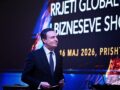 Kurti darkë e muhabet me biznesmenë shqiptarë nëpër botë, iu flet për ndërtimin e hekurudhave, digave, stadiumeve