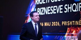 Kurti darkë e muhabet me biznesmenë shqiptarë nëpër botë, iu flet për ndërtimin e hekurudhave, digave, stadiumeve
