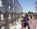 Osmani dhe Abdixhiku bëjnë homazhe në Qyshk: Drejtësia për viktimat e luftës mbetet obligim kombëtar