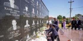 Osmani dhe Abdixhiku bëjnë homazhe në Qyshk: Drejtësia për viktimat e luftës mbetet obligim kombëtar