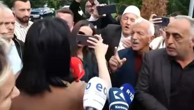 “Ti prej Prishtine po do me ruajt tokën tem”, protestuesit të tensionuar me Fitore Pacollin