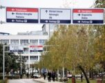 Dy punëtorë shëndetësorë sulmohen nga qentë endacakë në oborrin e QKUK-së
