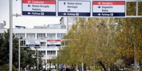 Dy punëtorë shëndetësorë sulmohen nga qentë endacakë në oborrin e QKUK-së