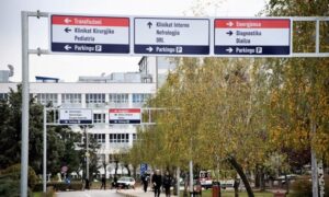 Dy punëtorë shëndetësorë sulmohen nga qentë endacakë në oborrin e QKUK-së