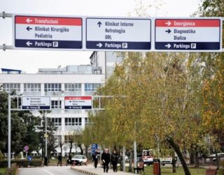 Dy punëtorë shëndetësorë sulmohen nga qentë endacakë në oborrin e QKUK-së