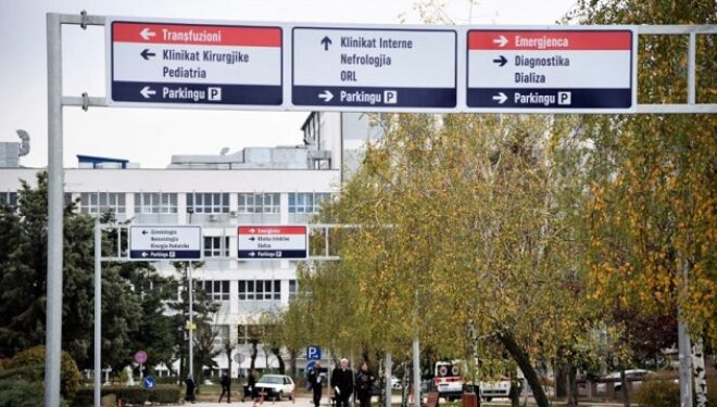 Dy punëtorë shëndetësorë sulmohen nga qentë endacakë në oborrin e QKUK-së