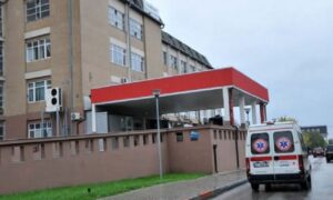QKUK jep detaje për tragjedinë në Malishevë: 25-vjeçarja arriti pa shenja jete, 26-vjeçari në gjendje shumë të rëndë