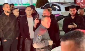 Pamje nga qendra e Skënderajt, qytetarët përballë pjesëtarëve të Njësisë Speciale: Për çka jeni ardhë…