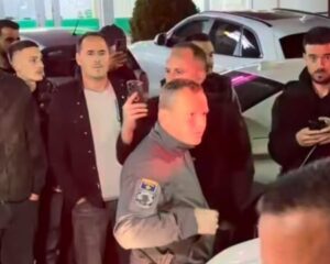 Pamje nga qendra e Skënderajt, qytetarët përballë pjesëtarëve të Njësisë Speciale: Për çka jeni ardhë…
