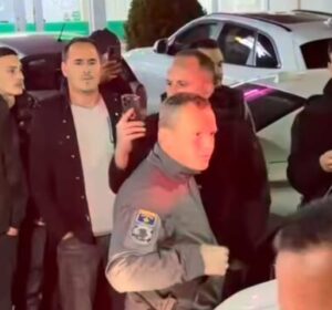 Pamje nga qendra e Skënderajt, qytetarët përballë pjesëtarëve të Njësisë Speciale: Për çka jeni ardhë…