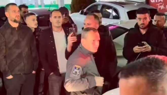 Pamje nga qendra e Skënderajt, qytetarët përballë pjesëtarëve të Njësisë Speciale: Për çka jeni ardhë…