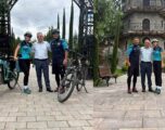Ahmet Isufi pret çiklistët që udhëtuan nga Zvicra në Kosovë