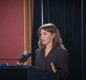 Haxhiu në shfaqjen e dokumentarit për Adem Shehin: Shqipëria ishte krah Kosovës në ditët më të vështira