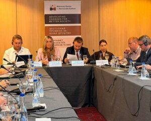 ACDC: Rikthimi i gjyqtarëve dhe prokurorëve serbë në institucione do të rriste besimin në veri