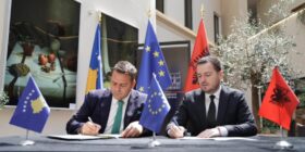 Kosova dhe Shqipëria nënshkruajnë dy marrëveshje për thellimin e bashkëpunimit në bujqësi