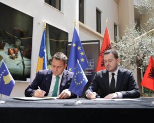 Kosova dhe Shqipëria nënshkruajnë dy marrëveshje për thellimin e bashkëpunimit në bujqësi