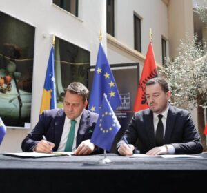 Kosova dhe Shqipëria nënshkruajnë dy marrëveshje për thellimin e bashkëpunimit në bujqësi