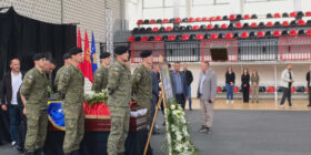 Homazhe në Skenderaj, figura politike dhe qytetarë nderojnë Sahit Jasharin