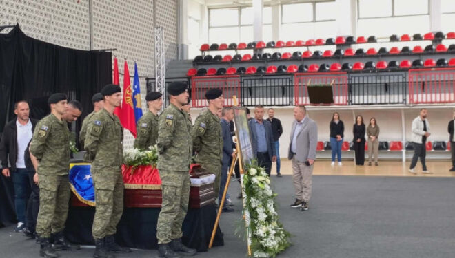 Homazhe në Skenderaj, figura politike dhe qytetarë nderojnë Sahit Jasharin