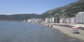 Dy viktimat në Shëngjin janë kosovarë, Policia e Lezhës thotë se ishin pesë të rinj që u morën nga dallgët